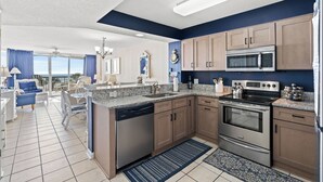 Una cocina moderna con electrodomésticos de acero inoxidable, armarios de madera y una isla grande.
