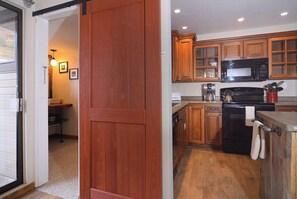 Coffee/tea maker, fridge, microwave, oven - Snowcrest, Hot tub! Walk to lifts! (Mt. Crested Butte)