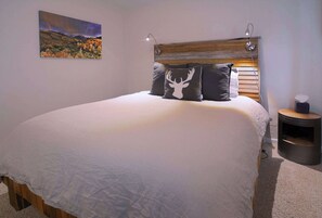 2 bedrooms, travel cot, WiFi, bed sheets