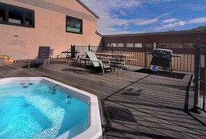 Terrace/patio - Snowcrest, Hot tub!  Walk to lifts! (Mt. Crested Butte)