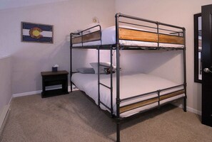 2 bedrooms, travel crib, WiFi, bed sheets - Snowcrest, Hot tub!  Walk to lifts! (Mt. Crested Butte)