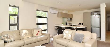 Leilighet – premium | Oppholdsområde | En 70-centimeters Flatskjerm-TV med digitale kanaler samt TV