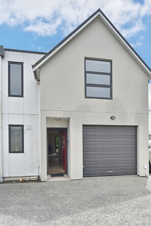 Vista frontal de la propiedad