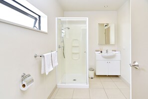 Premium-Apartment | Badezimmer | Dusche, kostenlose Toilettenartikel, Handtücher, Seife