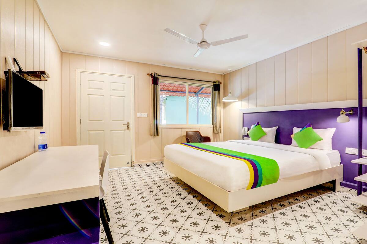 Standard Double Room | Desk, soundproofing, iron/ironing board (on request), WiFi (free)
