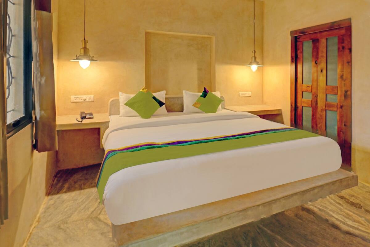 Deluxe Double Room | Desk, soundproofing, iron/ironing board (on request), WiFi (free)