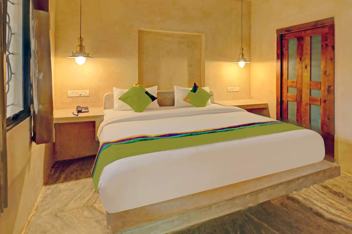 Deluxe Double Room | Desk, iron/ironing board, free WiFi, bed sheets