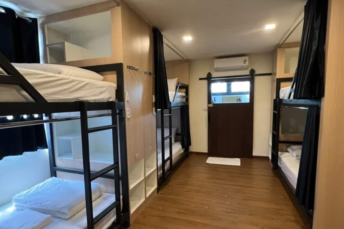 6 Bed Family room with Bathroom | 遮光布/窗簾、熨斗/熨衣板、免費無線上網、床單