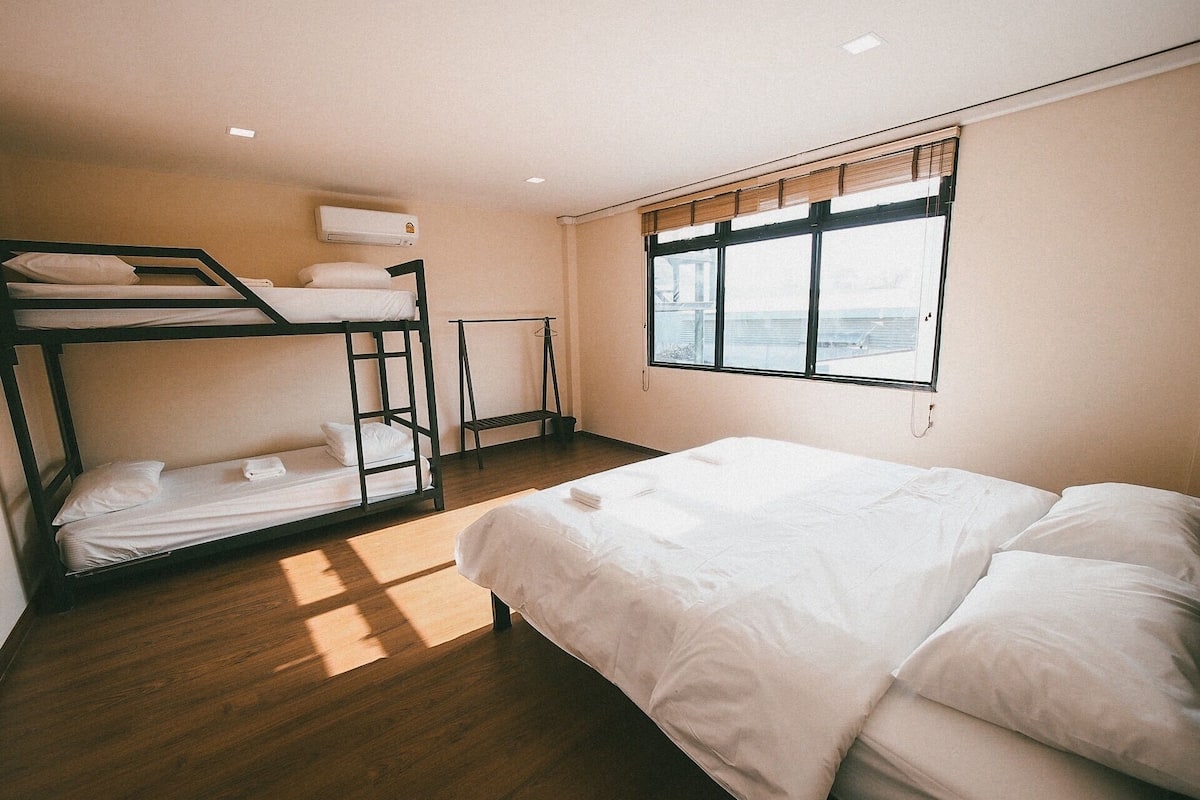 Family Room Share Bathroom | Cortinas blackout, tabla de planchar con plancha y wifi gratis