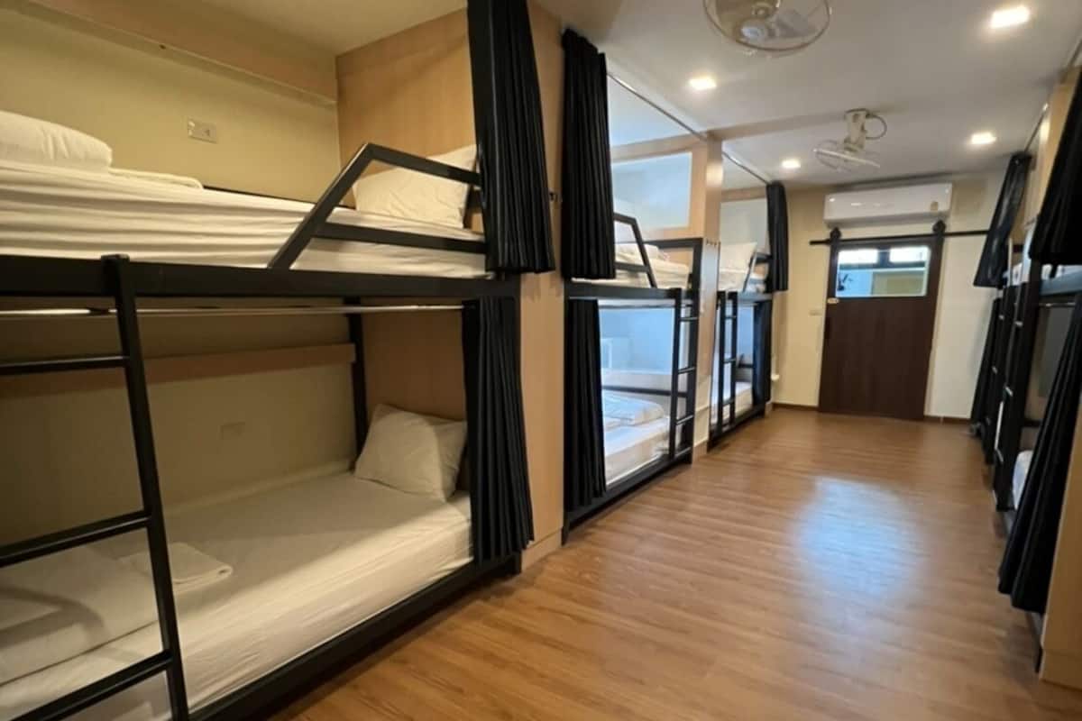 10-Bed Family room with Bathroom | Vista a la calle