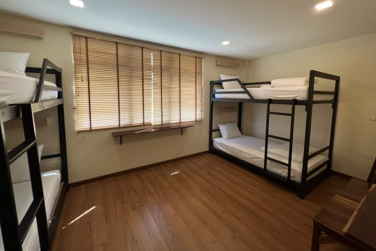 Family Room (2 Bunkbed) Share Bathroom | 遮光布/窗簾、熨斗/熨衣板、免費無線上網、床單
