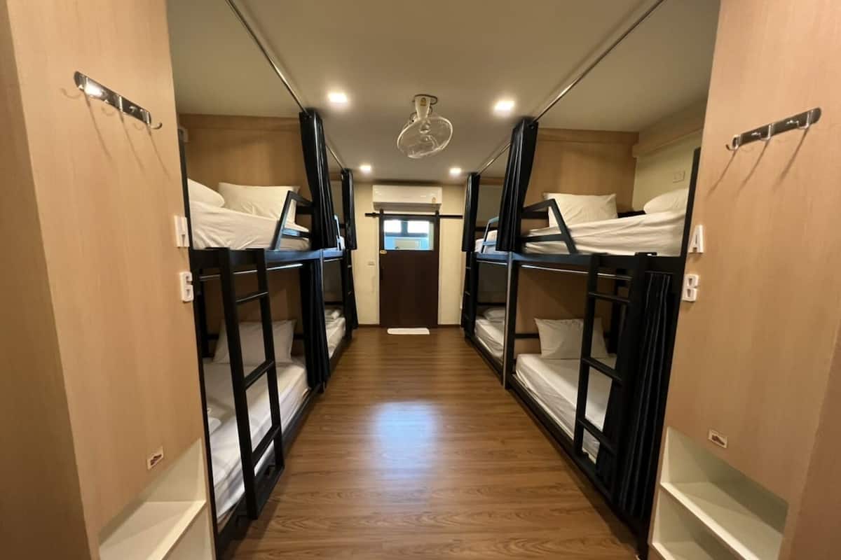8-Bed Family room with Bathroom | 街景