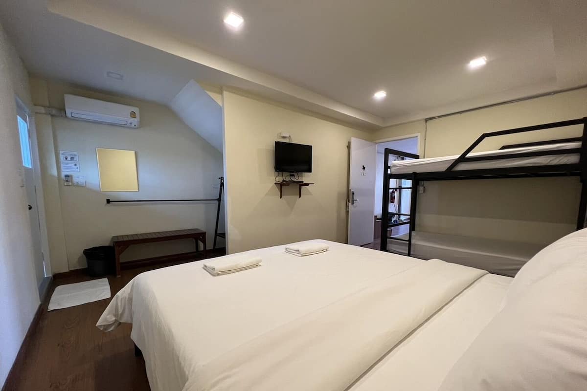 Family Room With Bathroom | 遮光布/窗簾、熨斗/熨衣板、免費無線上網、床單