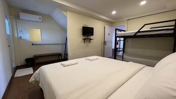 Family Room With Bathroom | Verduisterende gordijnen, een strijkplank/strijkijzer, gratis wifi