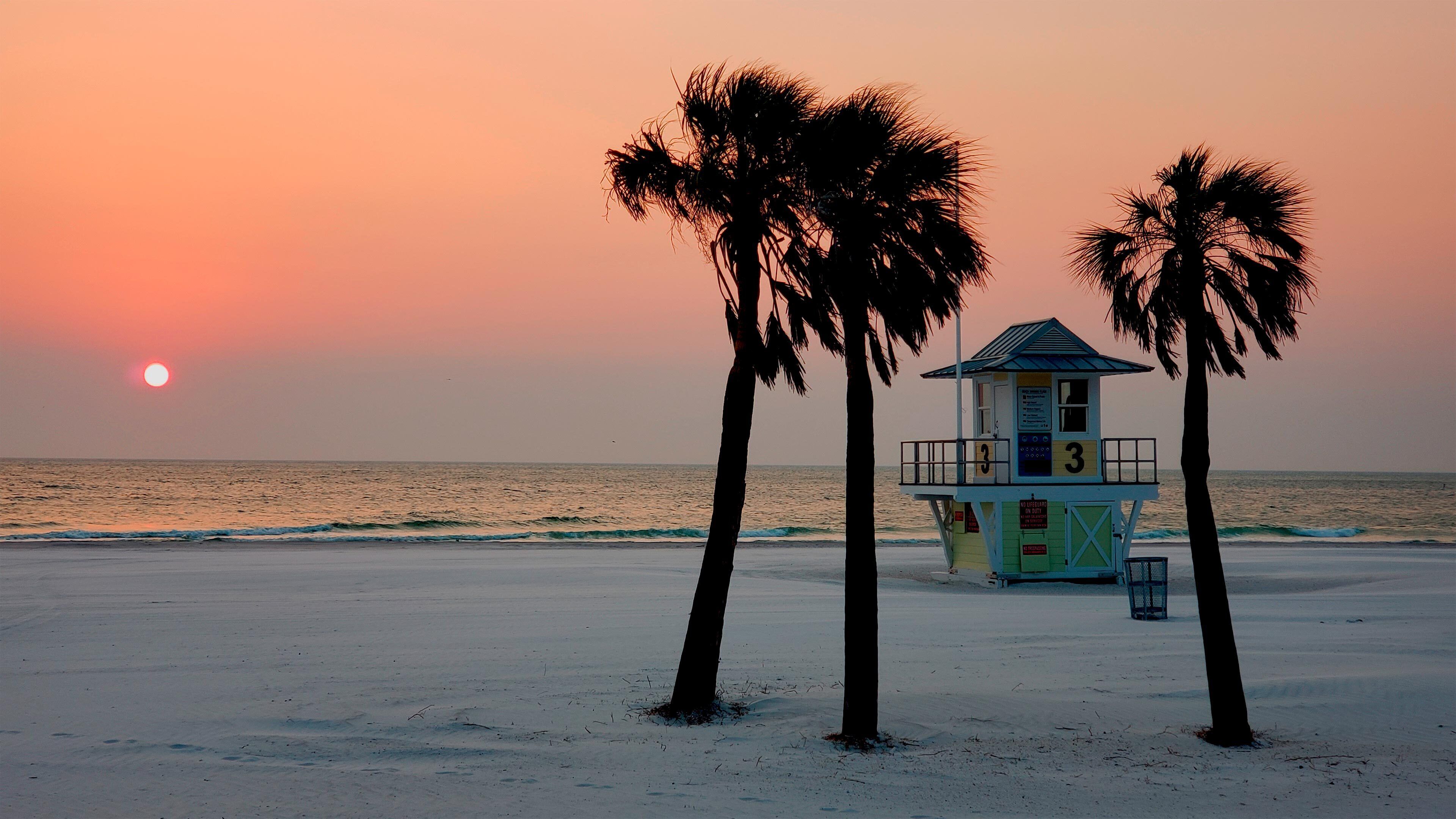 Beach nearby, sun-loungers, beach towels