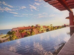 Utendørsbasseng og et oppvarmet basseng