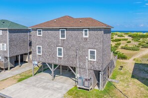 Un bâtiment à deux étages, doté d’un toit plat, de nombreuses fenêtres et de fondations en béton.