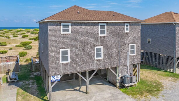 Un bâtiment à deux étages, doté d’un toit plat, de nombreuses fenêtres et de fondations en béton.