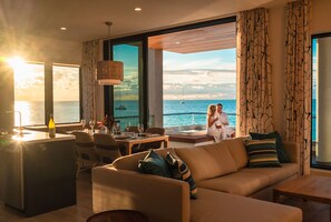 Panoramic Penthouse, 3 Bedrooms, Hot Tub, Beachfront | Living area