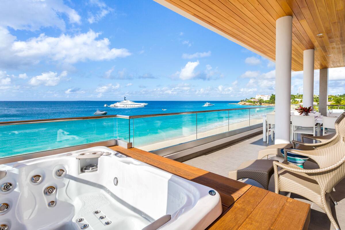 Loftsleilighet – panorama, 3 soverom, spabadekar, ved strandkanten | Privat boblebad