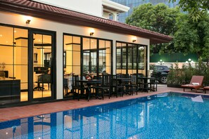 Una piscina al aire libre