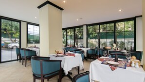 Petit déjeuner buffet servi tous les jours en supplément