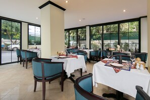 Petit déjeuner buffet servi tous les jours en supplément