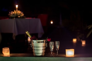 Outdoor pool, free pool cabanas, pool umbrellas - De Sarann Villa (Siem Reap)