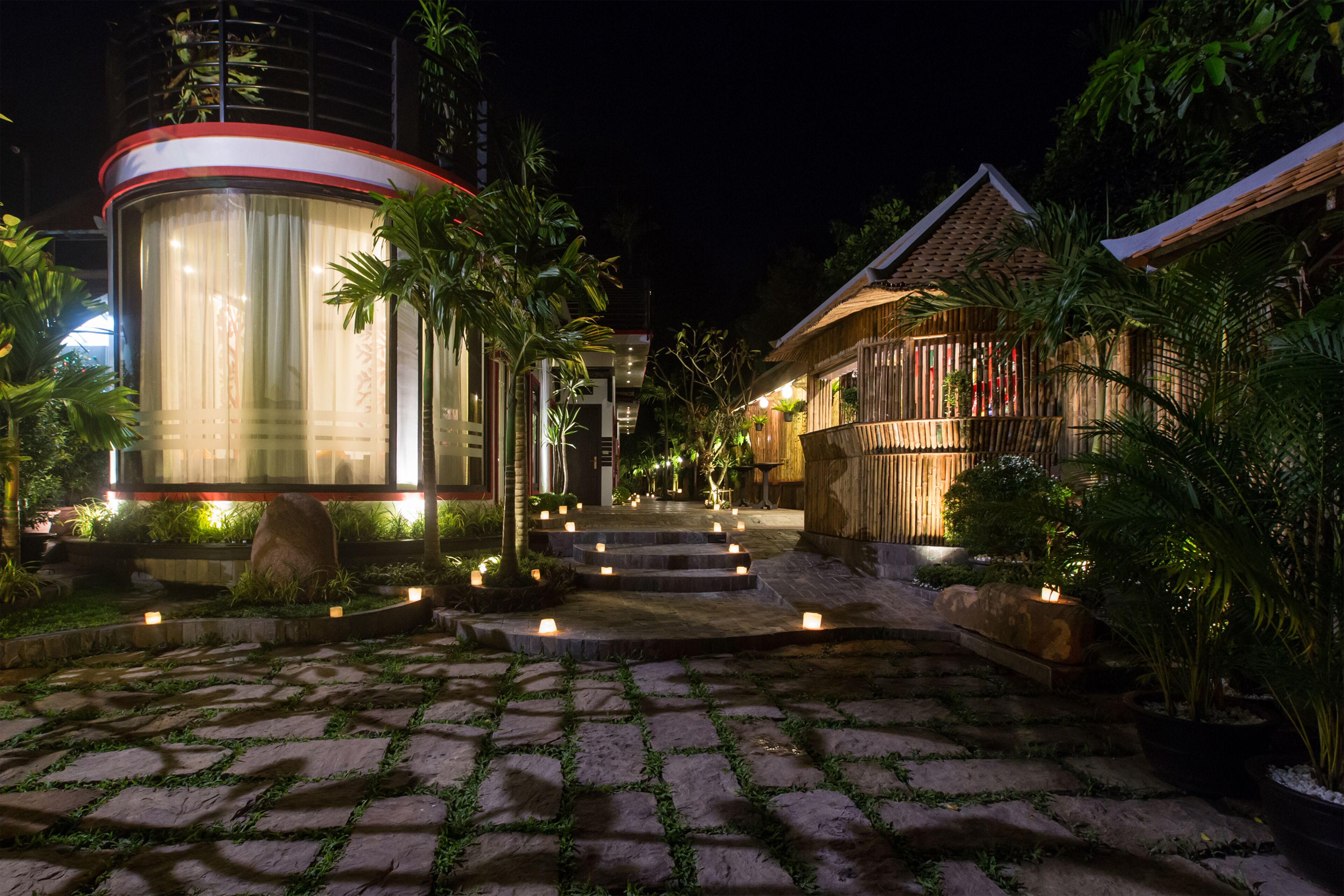 Bagian depan properti - sore/malam