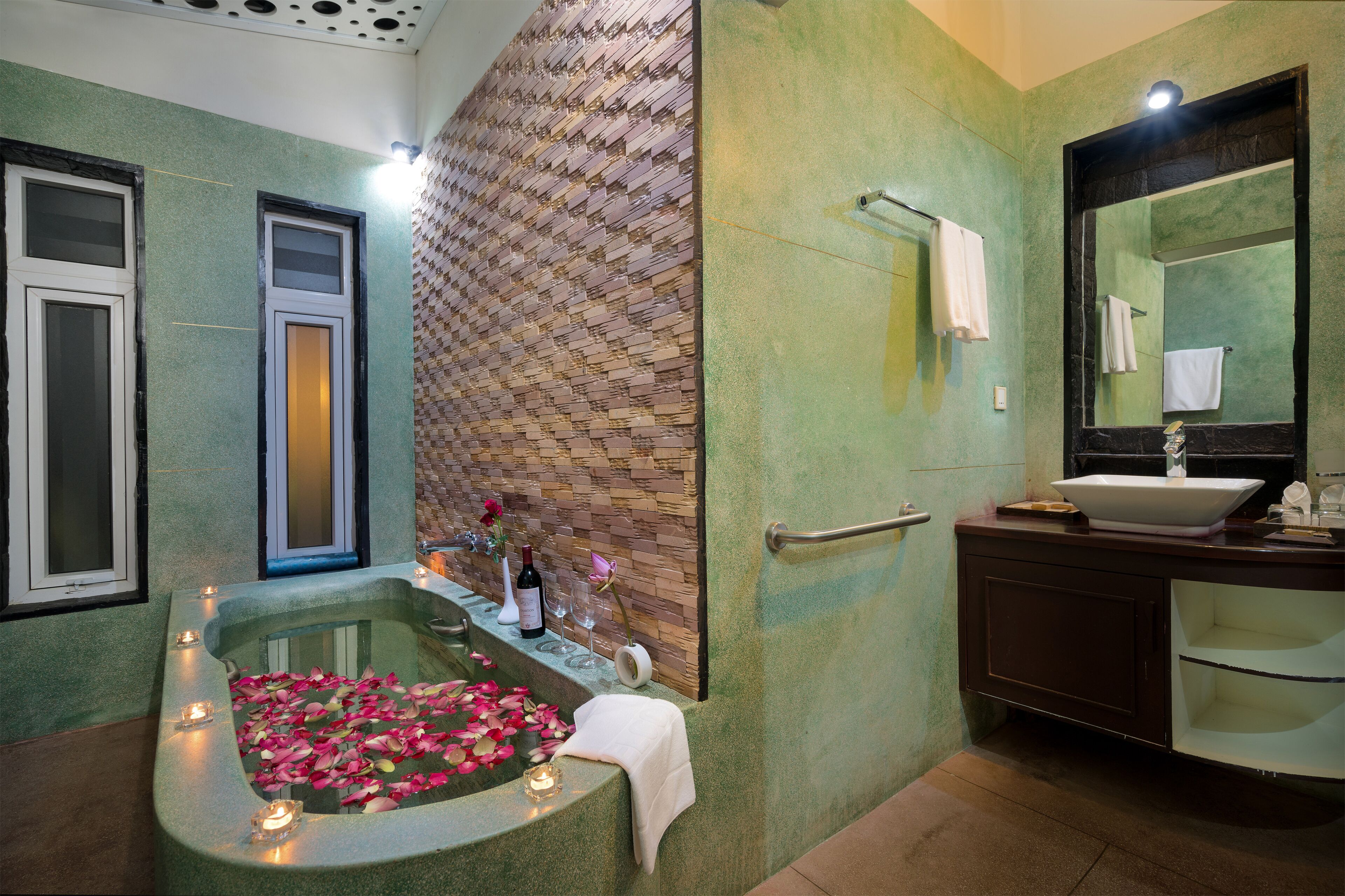 Villa Royal, 2 habitaciones, alberca privada | Baño | Tina y regadera independientes y regadera tipo lluvia 