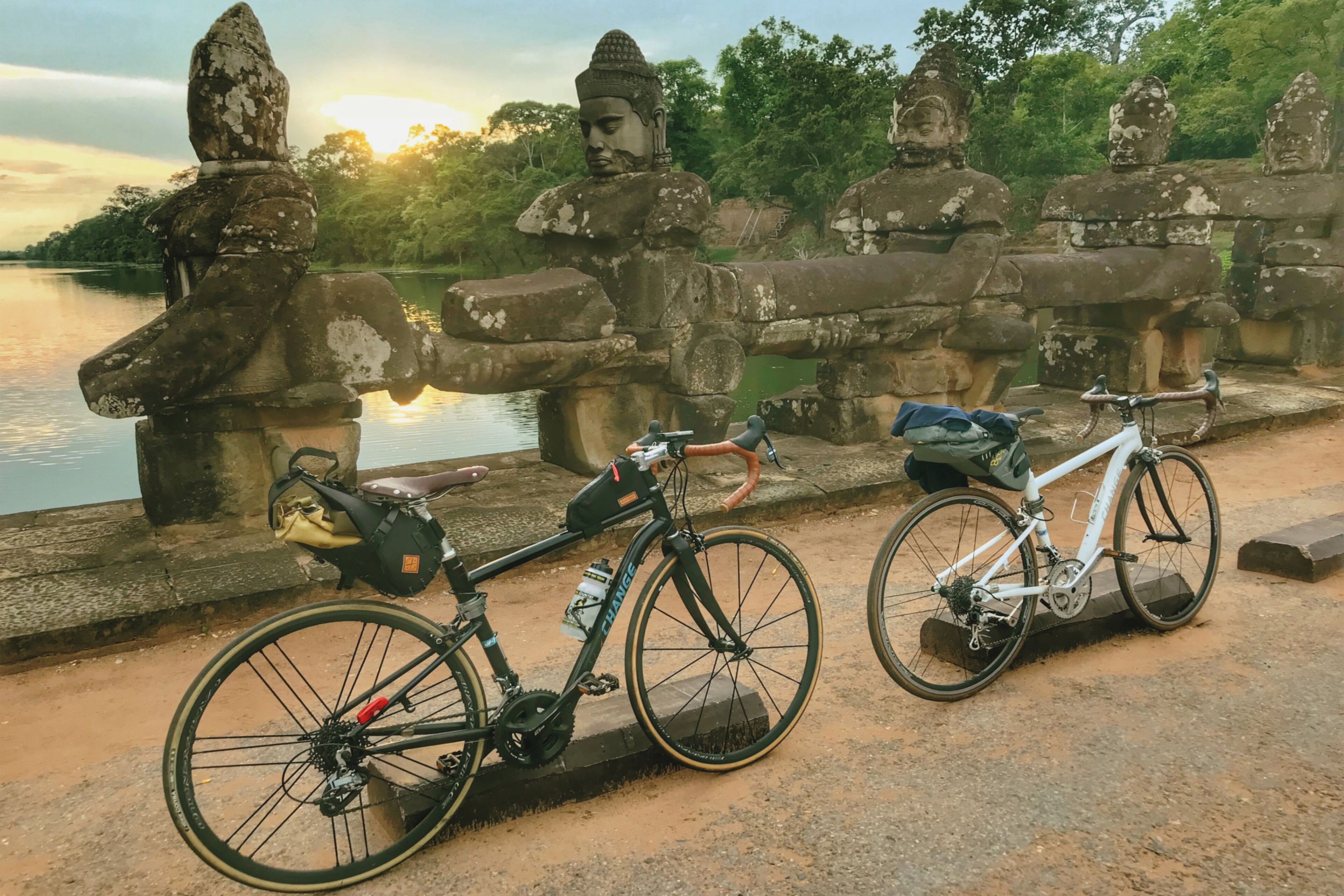 Un puente de piedra con estatuas y dos bicicletas estacionadas al lado.