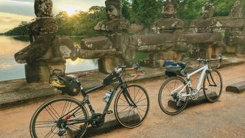 Un puente de piedra con estatuas y dos bicicletas estacionadas al lado.