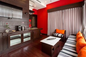 Privilege Suite Villa - Private Pool | Cocina básica privada | Frigorífico pequeño, microondas y máquina de café espresso