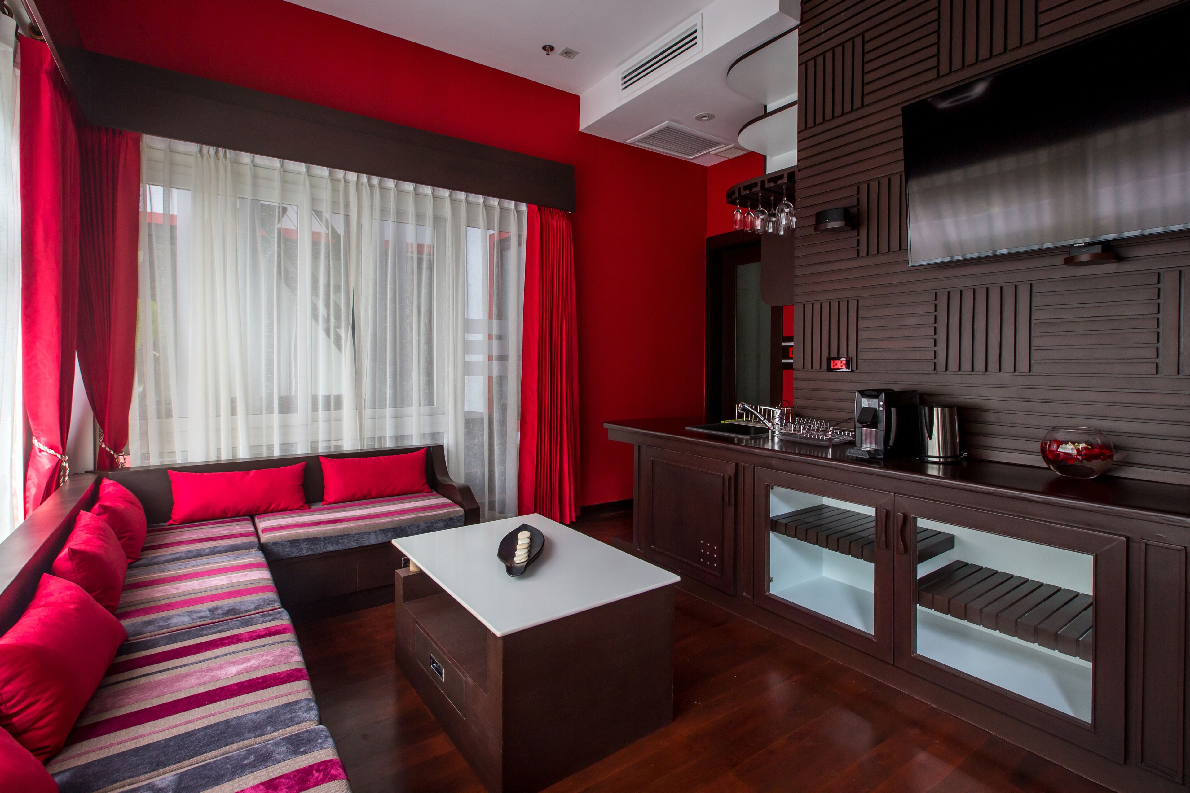 Luxury Suite Villa - Private Pool | 客廳 | 42 吋智能電視連有線電視頻道、電視