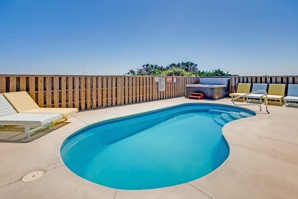Una piscina al aire libre, una piscina climatizada