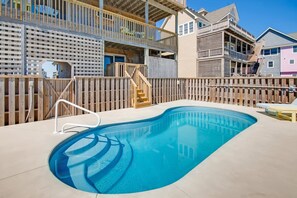 Una piscina al aire libre, una piscina climatizada