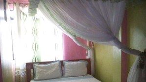Double Room | Meja, cadar katil 