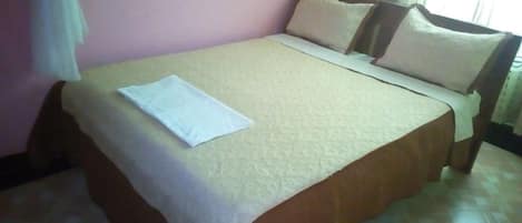 Double Room | Desk, bed sheets