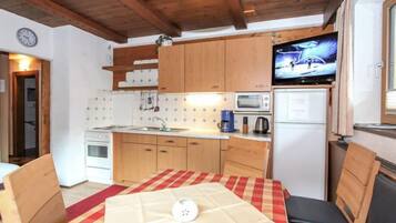 Kühlschrank, Mikrowelle, Ofen, Hochstuhl