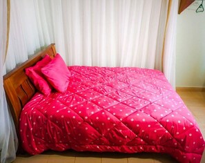 Habitación doble | Escritorio, cortinas blackout y tabla de planchar con plancha 