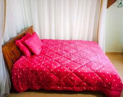 Escritorio, cortinas blackout y tabla de planchar con plancha 