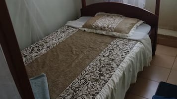 Single Room | Desk, blackout curtains, iron/ironing board, free WiFi