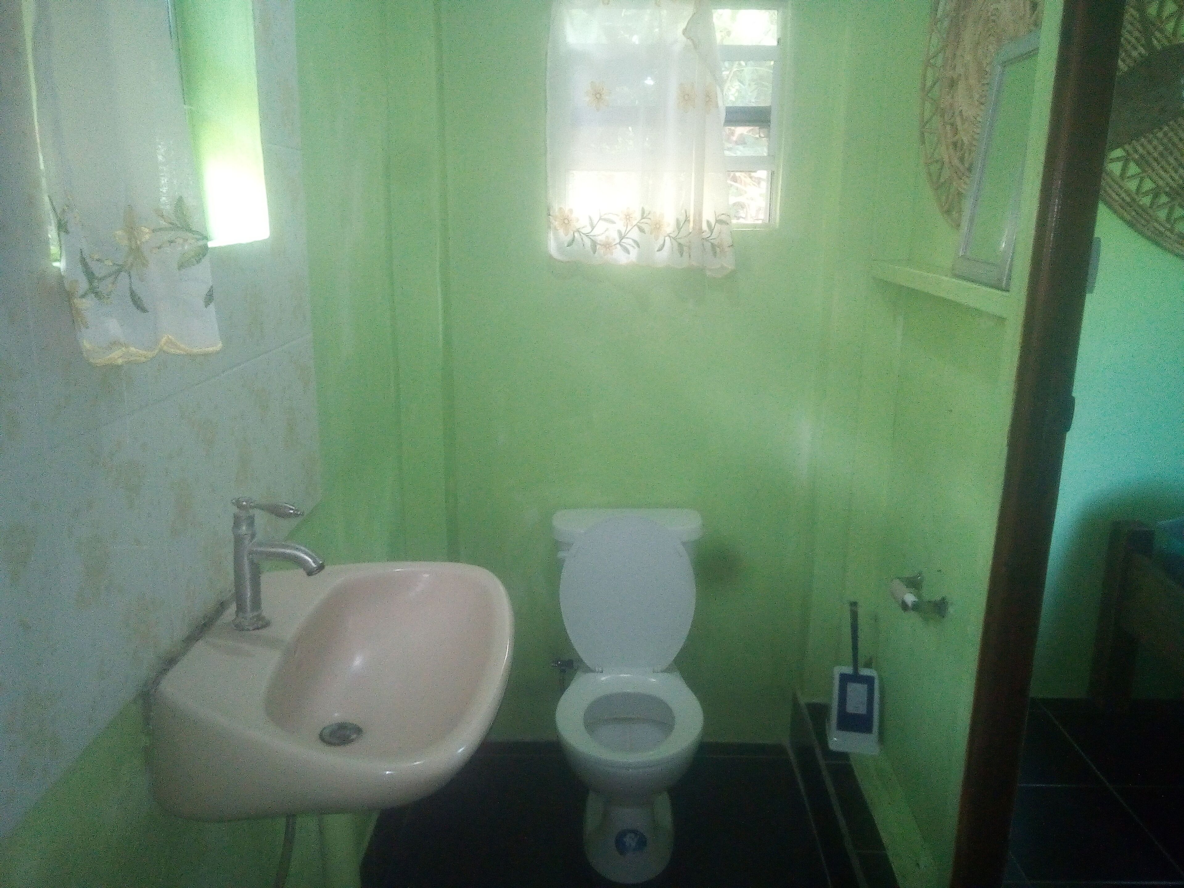 Basic Cabin (Mango) | Bathroom | Shower, rainfall showerhead, free toiletries, towels