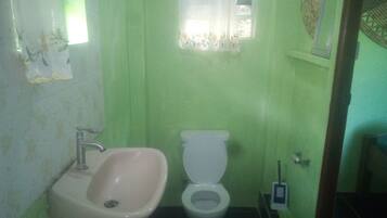 Basic Cabin (Mango) | Bathroom | Shower, rainfall showerhead, free toiletries, towels
