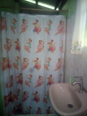 Kabin Basic (Mango) | Kamar mandi | Shower, pancuran hujan, perlengkapan mandi gratis, dan handuk