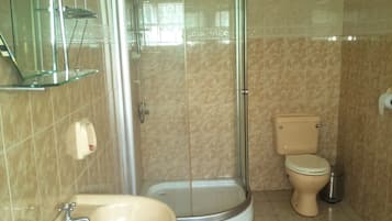 Executive Room | Bathroom | Deep-soaking bathtub, rainfall showerhead, free toiletries, towels