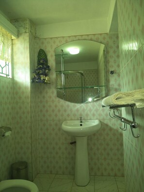 Deep soaking tub, rainfall showerhead, free toiletries, towels - Owoods Annex Hotel (Embu)
