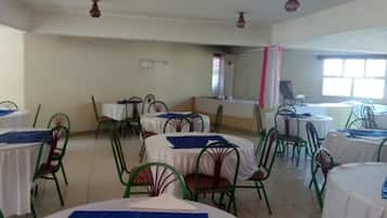 Aamiainen, lounas ja illallinen; paikallinen ja kansainvälinen keittiö