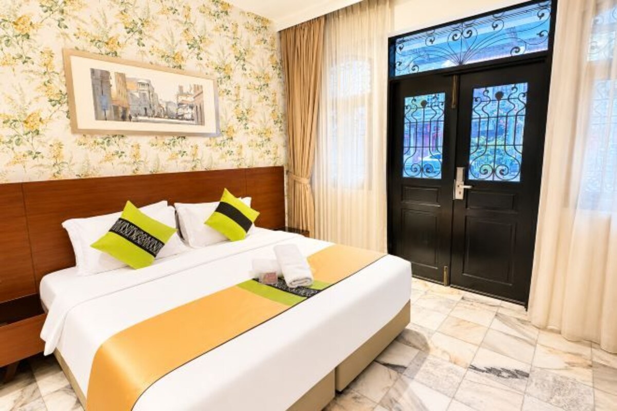 Literie de qualité, lit avec matelas à plateau-coussin, minibar