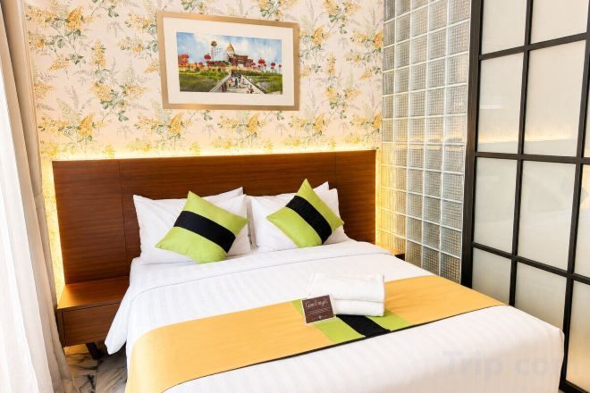 Premium bedding, pillowtop beds, minibar, in-room safe